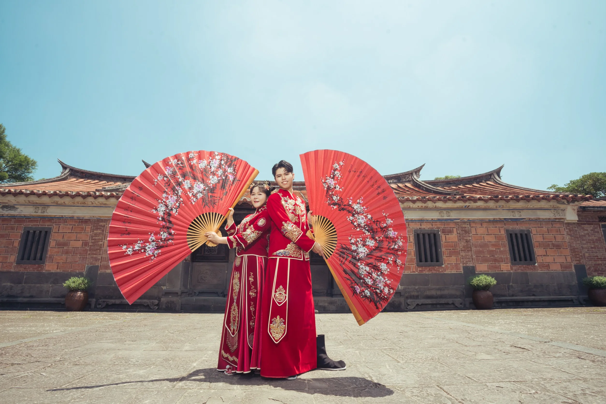 中式禮服 · 古厝紅扇